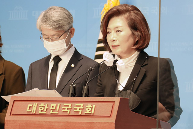 독일 연방총리실 정무차관이자 연방하원의 의원이신 카르스텐 슈나이더 의원님, 프리드리히 에버트재단 헤닝 에프너 소장님과 함께한 ‘국회-독일연방의회 기후에너지 정책 간담회’에 참석했습니다.  평소 궁금했던 ▲독일의 재생에너지 확대 ▲전력망 구축방안 ▲IRA법 대응방안에 대해 질문하고, 우리 전력시장도 소개하는 유익한 시간이었습니다.  간담회에서 나눈 독일의 에너지전환 정책 노하우를 바탕으로 우리의 ‘정의로운 전환’ 달성에 더욱 힘쓰겠습니다. 독일과의 에너지 정책 협력방안도 적극적으로 모색하겠습니다.